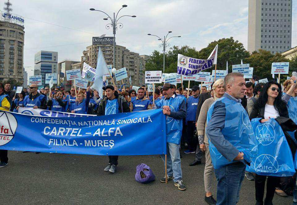 Poze participare proteste cu banner Cartel-Alfa